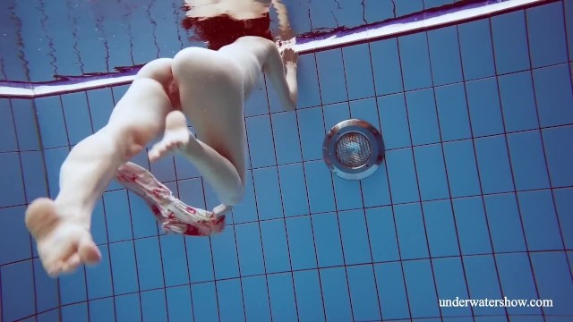 Одетая хорватская милашка Мартина плавает и раздевается