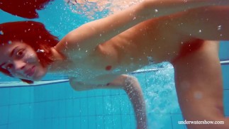 Горячая волосатая брюнетка в бассейне голая