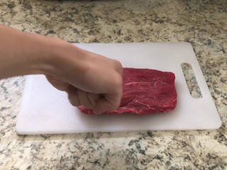 Я отбиваю мясо на камеру. Сырой и без смазки.