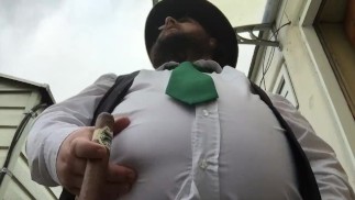 под низким углом причудливый толстый ковбойский зажим для дыма