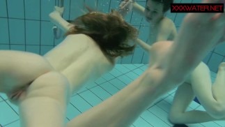 Nastyaと水中でのセクシーな楽しみを利用する