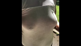 Tag im Park ohne durchsichtiges BH-Shirt