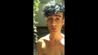 Twink pisst auf die Treppe in der Nähe des Freibades