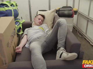 Faux déménagements deux des garçons sournois baise une touche chaude blonde marié milf