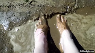 Brincando descalço na lama.