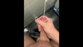 有人在我工作时抽搐时走进厕所