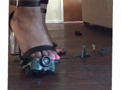 Big feet giantess crushing car