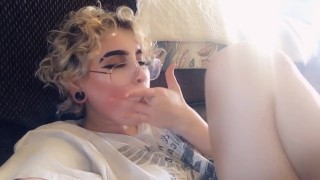 Teenie-Lesbe Masturbiert Für Dich Auf Ihrer Couch