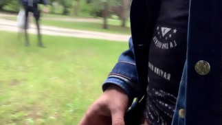 在外面撒尿和抽烟，而继兄弟在看着我