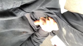 Публичная дрочка в рабочем фургоне