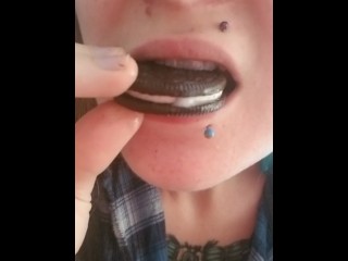 Queen_FB'S breakfast snack, a mouth that keeps giving