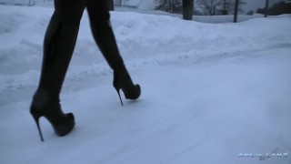 Angie Lynx Marche avec des bottes à talons hauts sur la glace et la neige