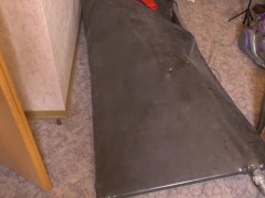 Erste Selbstbondage mit Vakuumbett im Demask Torpedotit Latexcatsuit