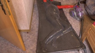Primeiro auto-bondage em vacbed com Demask Torpedo Tit Látex Catsuit