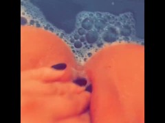 Video Young Latina MILF with perfect pussy squirts during bath time.