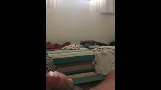 Rischioso masturbarsi e sborrare dalla finestra in una camera d'albergo