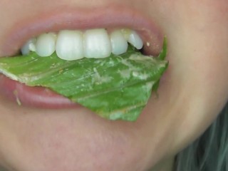 CHEW FETISH: UP CLOSE_AND PERSONAL WITH AMULTI TEXTURED SALAD