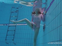 Enjoy Roxalana underwater naked in pool