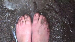 Vuile voeten in de modder