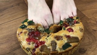 Natal na July - Esmagando seu bolo de frutas de Natal com meus pés