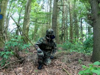 Flecktarn Pup wichst im Wald