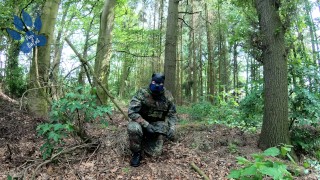 森の中で足を引っくる兵士の子犬