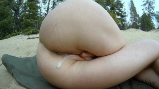 性交熟女，她用里面的精子自慰