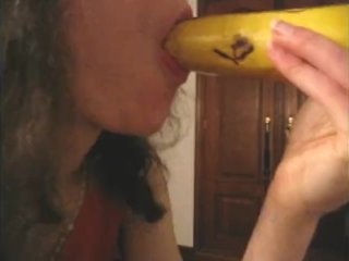 Delycia White: Una Intensa Mamada a un Plátano
