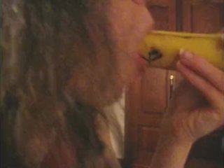 Delycia White: una intensa mamada a un plátano