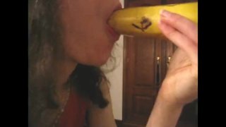 Delycia White: una intensa mamada a un plátano