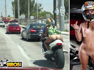 BANGBROS - Латиноамериканская красотка с большой попой София Стил скачет на мотоцикле и члене