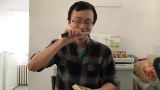 Я нормально ем банан. Это всё. Ничего наводящего на размышления.