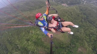 Paragliding-Brüste Erobern Den Himmel