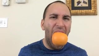 Geboeid en mond gesnoerd met een sinaasappel