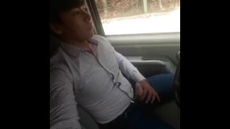 chico exhibicionista se la jala en el carro