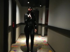 MJ se promène dans les couloirs de l'hotel