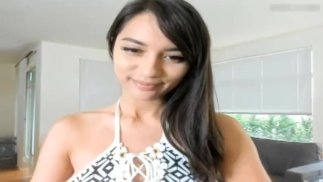 Показываю свои длинные стройные ножки и мастурбирую - восхитительнообнимаюсь