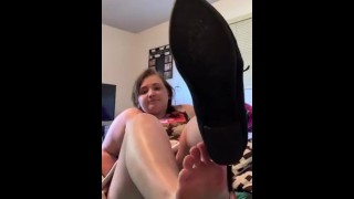 Garota gordinha quer que você adore os pés dela