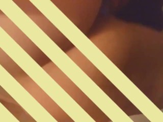 Игрушка играет кремовая киска