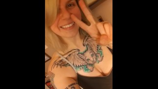 可爱的纹身金发女孩在你脸上放屁