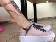 Preview 2 of Tatuata toglie le scarpe da ginnastica e ti mette i piedi nudi in faccia