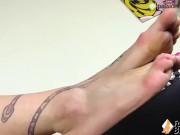 Preview 5 of Tatuata toglie le scarpe da ginnastica e ti mette i piedi nudi in faccia
