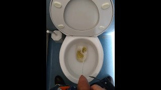 Pissen en aftrekken in openbaar toilet