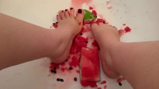 Esmagando melancia com meus dedos dos pés