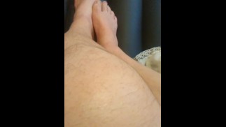 От первого лица Трансгёрл Ноги Играют Друг С Другом