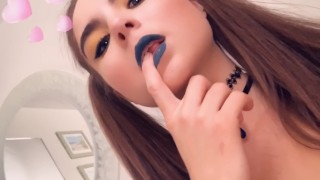 Megan Marx Gothic Teen Pinkelt Ins Töpfchen