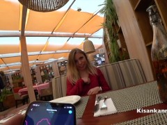 девушка получила оргазм в ресторане! Публичное кончание! Lovense
