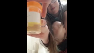 Сдача образца мочи в кабинете врача