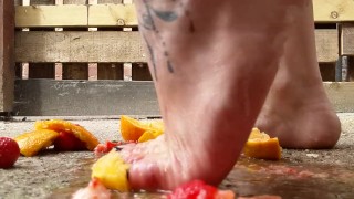 Pixie Nixx schiaccia la frutta a piedi nudi! Suole succose e dita bagnate e gocciolanti.