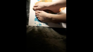 玩油漆！太乱了！（用我的脚画画）